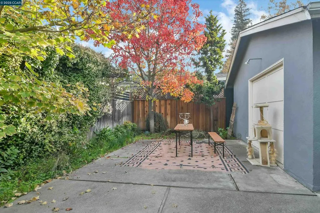 2437 Alhambra Ave, Martinez, California 94553 home-pic-2