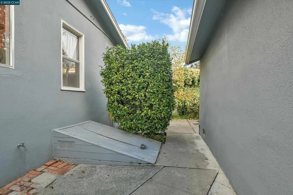 2437 Alhambra Ave, Martinez, California 94553 home-pic-3