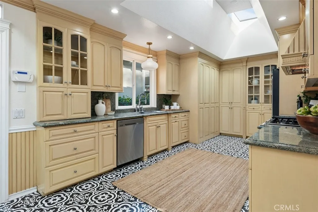 266 Park Avenue, Long Beach, California 90803 home-pic-10