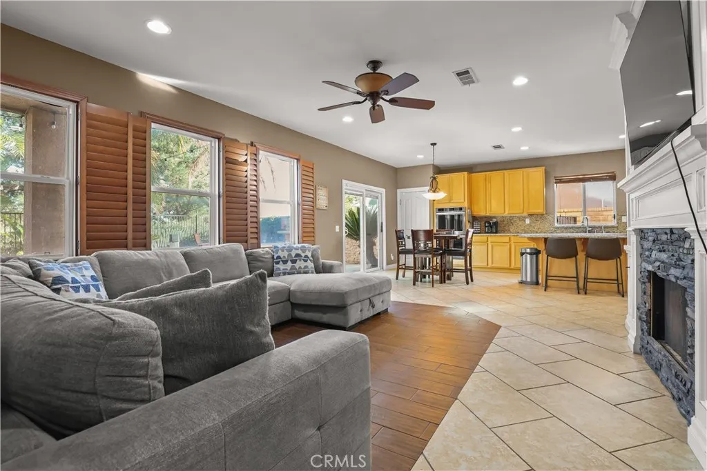 29724 Castlebury, Castaic, California 91384 home-pic-12