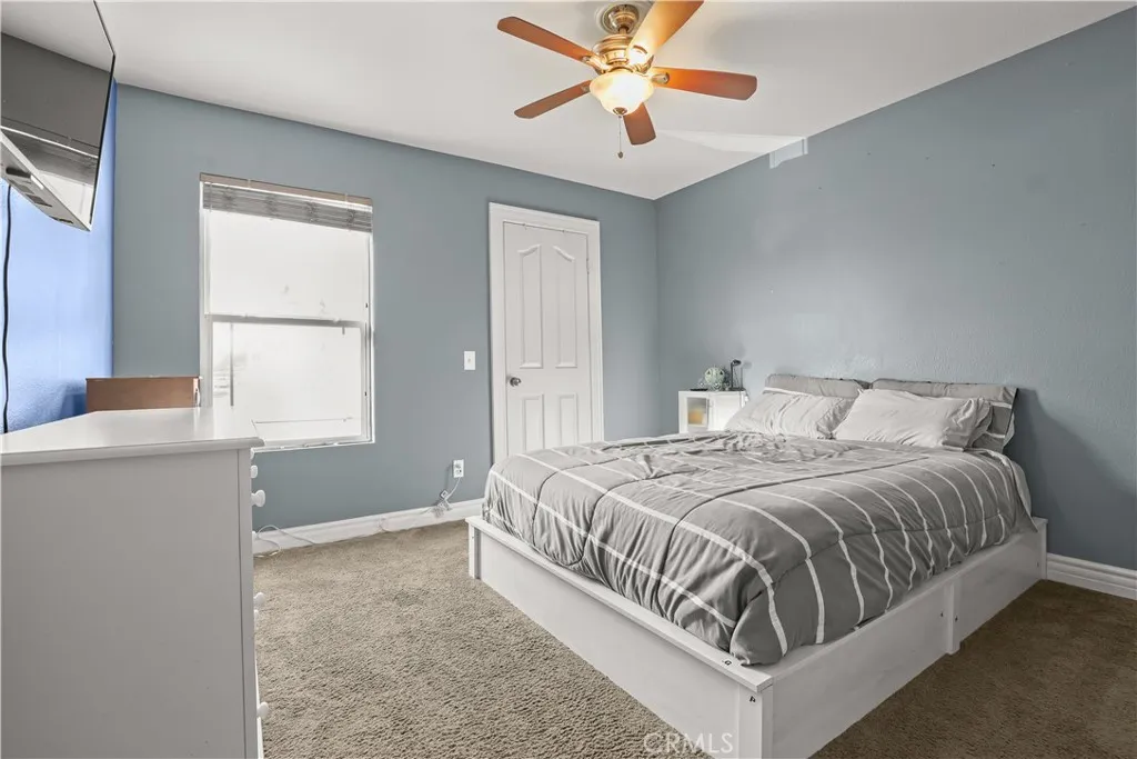 29724 Castlebury, Castaic, California 91384 home-pic-37