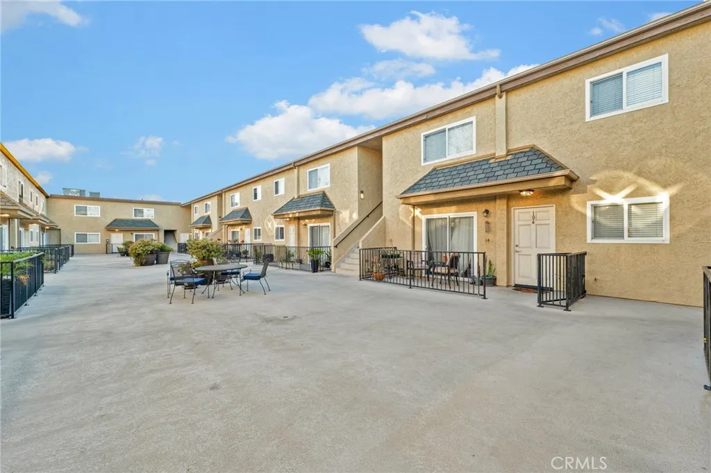 5224 Denny Avenue 209, North Hollywood, California 91601 home-pic-2