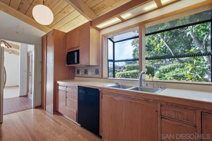 6121 La Pintura, La Jolla, California 92037