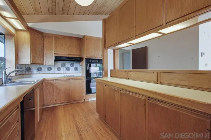 6121 La Pintura, La Jolla, California 92037