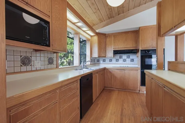 6121 La Pintura, La Jolla, California 92037