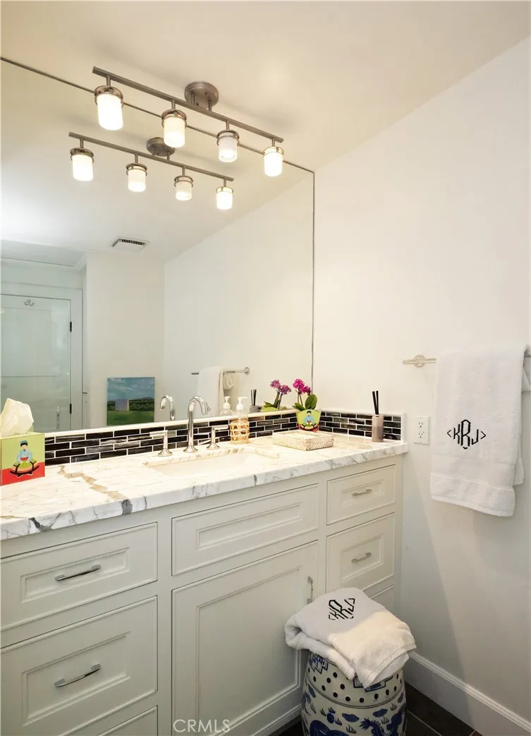 207 S Poinsettia Avenue, Manhattan Beach, California 90266 home-pic-21