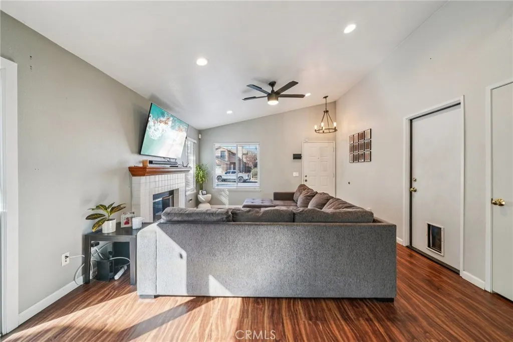 10374 Crossing Green, Moreno Valley, California 92557 home-pic-7