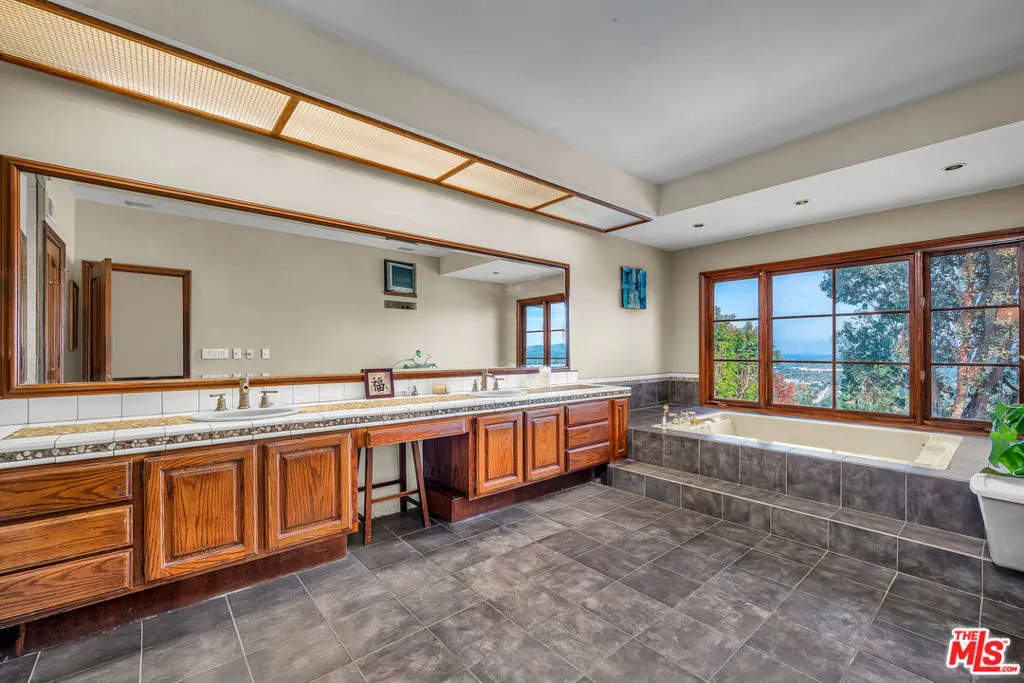 6024 Woodland View Drive, Woodland Hills, California 91367 home-pic-17