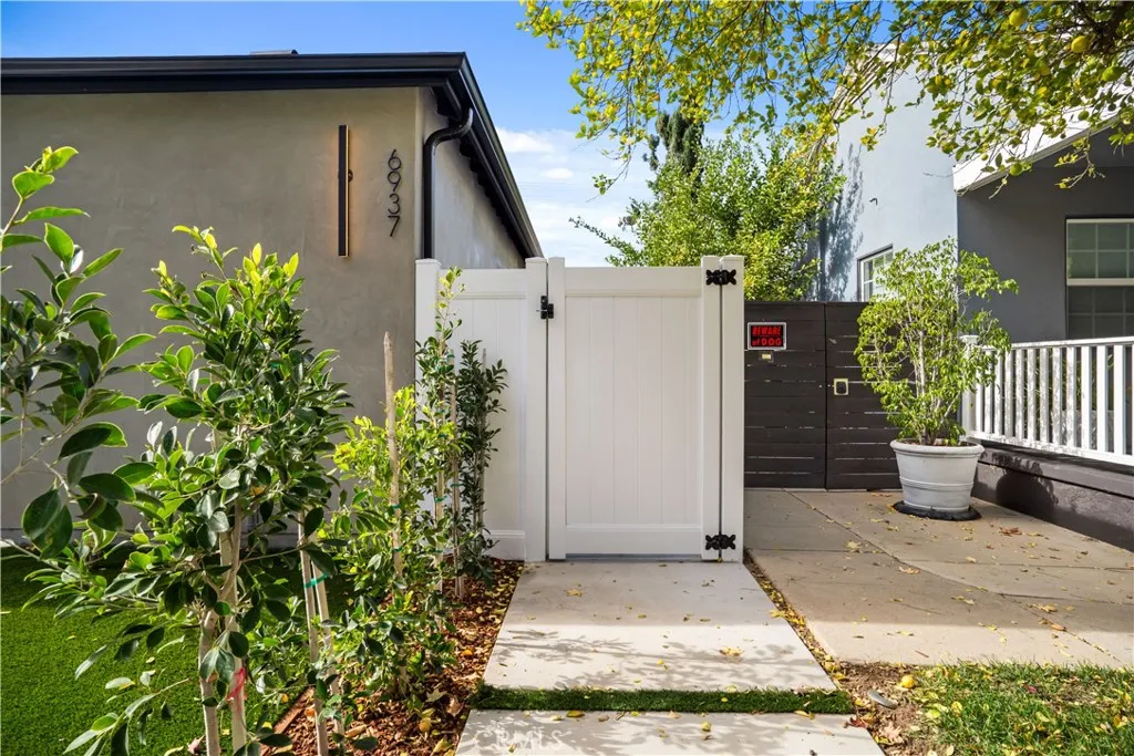 6935 Jellico Avenue, Lake Balboa, California 91406 home-pic-38