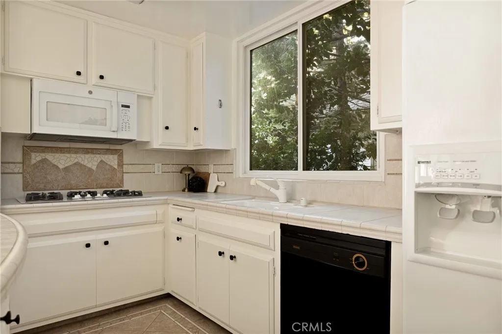 180 Grass Valley 37, Lake Arrowhead, California 92352 home-pic-11