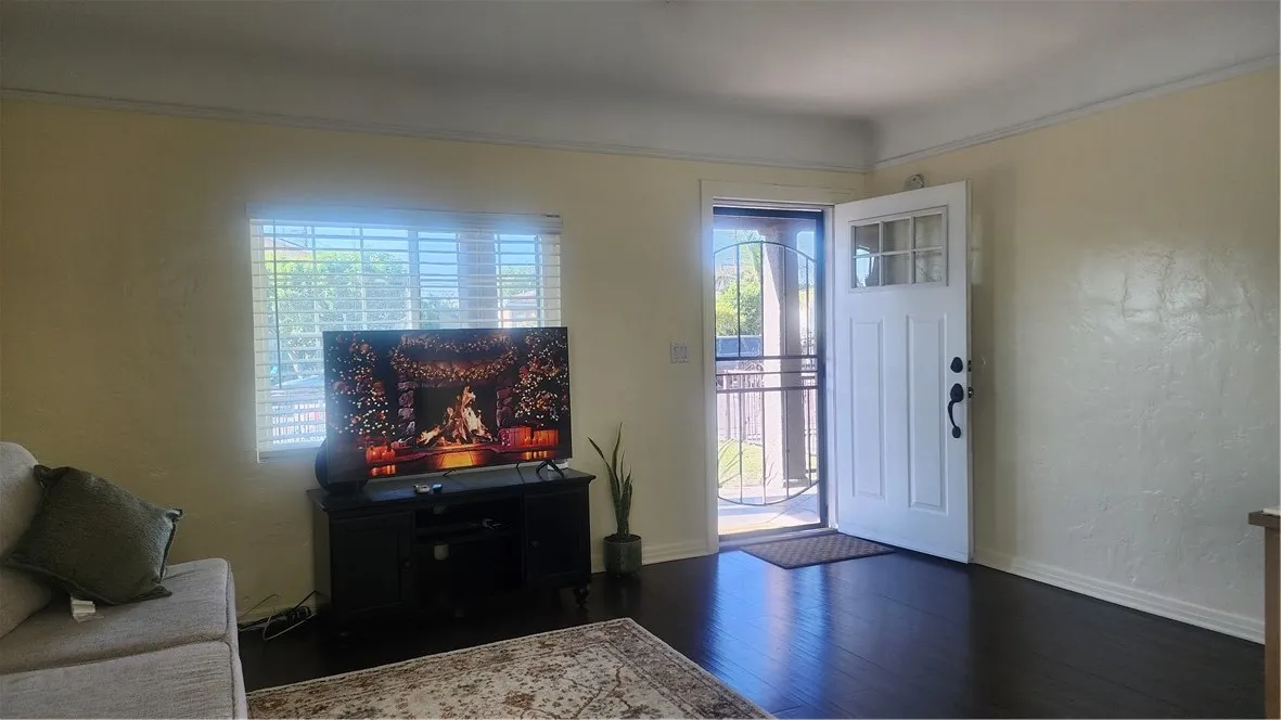 654 Oakford, Los Angeles, California 90022 home-pic-3