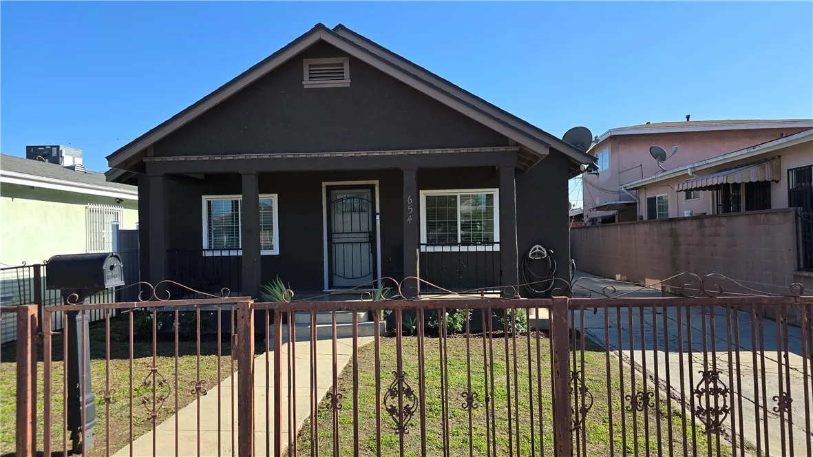 654 Oakford, Los Angeles, California 90022 home-pic-1