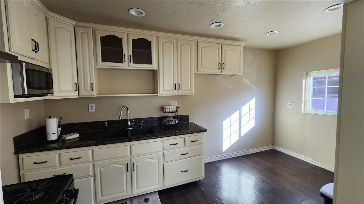 654 Oakford, Los Angeles, California 90022 home-pic-17
