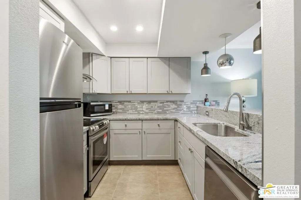 1725 N Via Miraleste 2111, Palm Springs, California 92262 home-pic-3