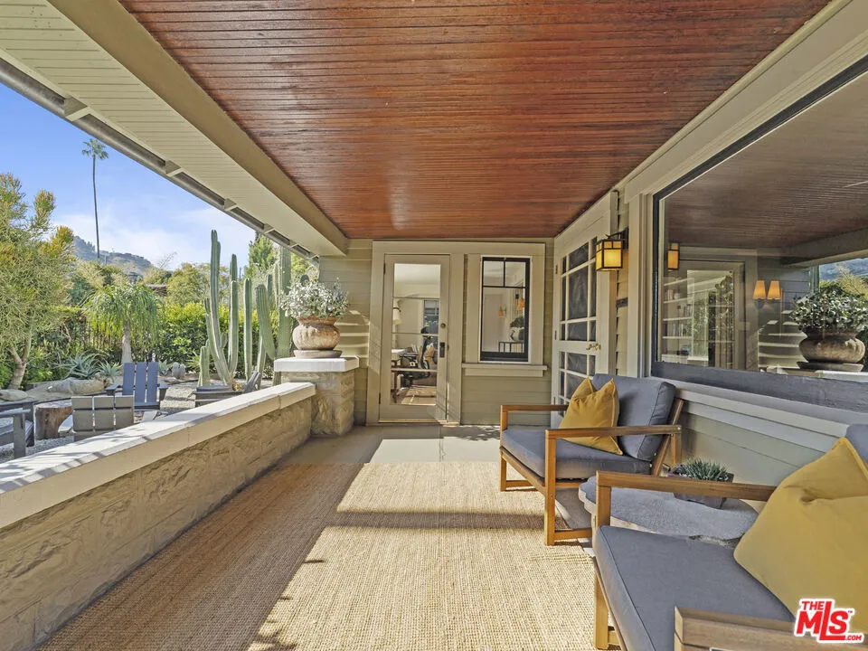 1528 N Curson Avenue, Los Angeles, California 90046 home-pic-12