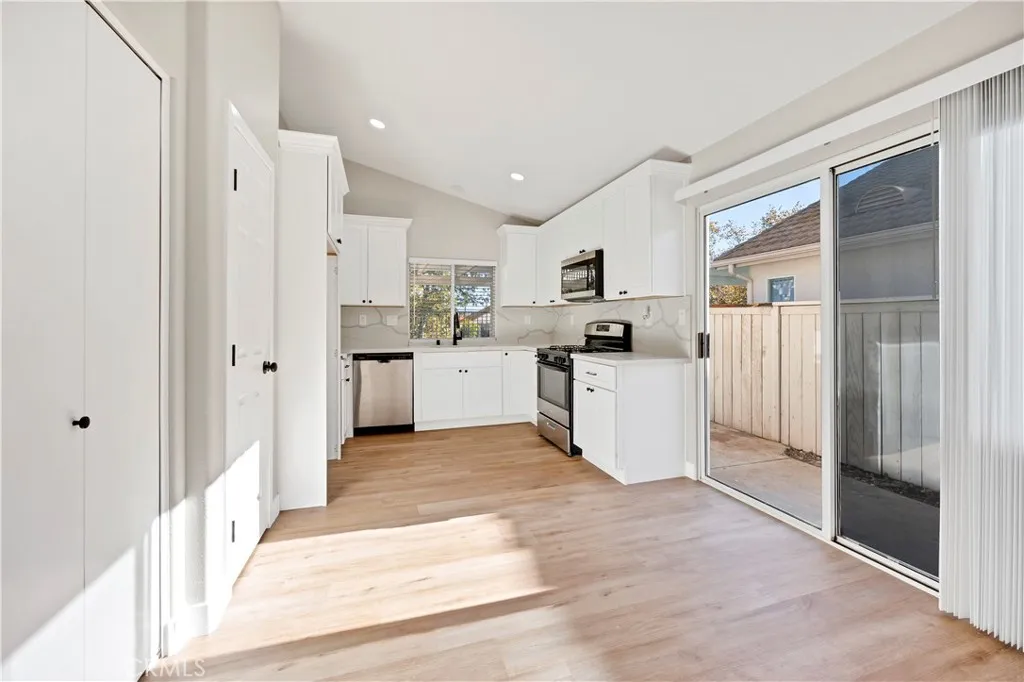 23993 Via Astuto, Murrieta, California 92562 home-pic-9