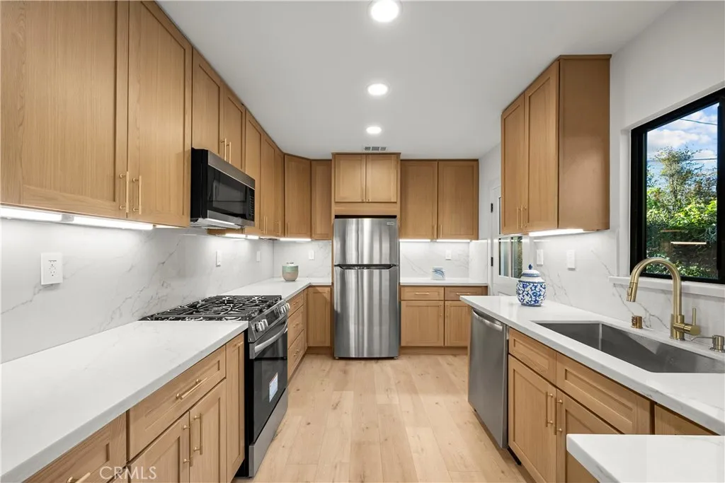 5833 Allott Avenue, Valley Glen, California 91401 home-pic-8
