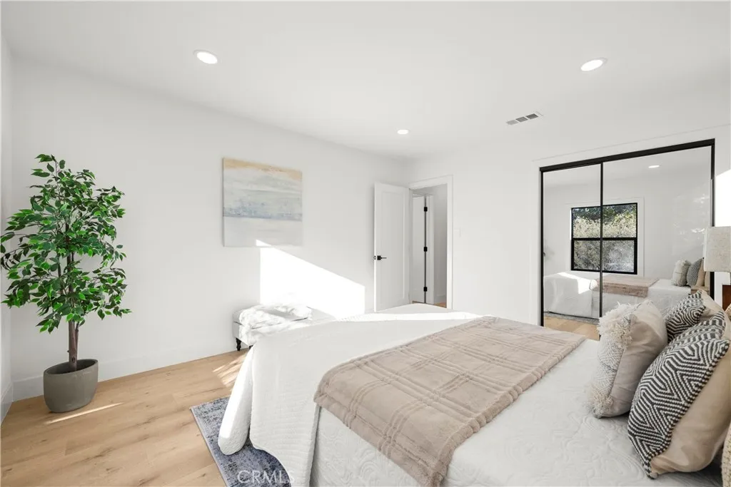 5833 Allott Avenue, Valley Glen, California 91401 home-pic-17