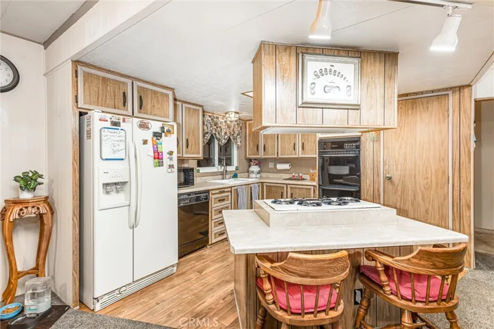 Kitchen and Breakfast Bar