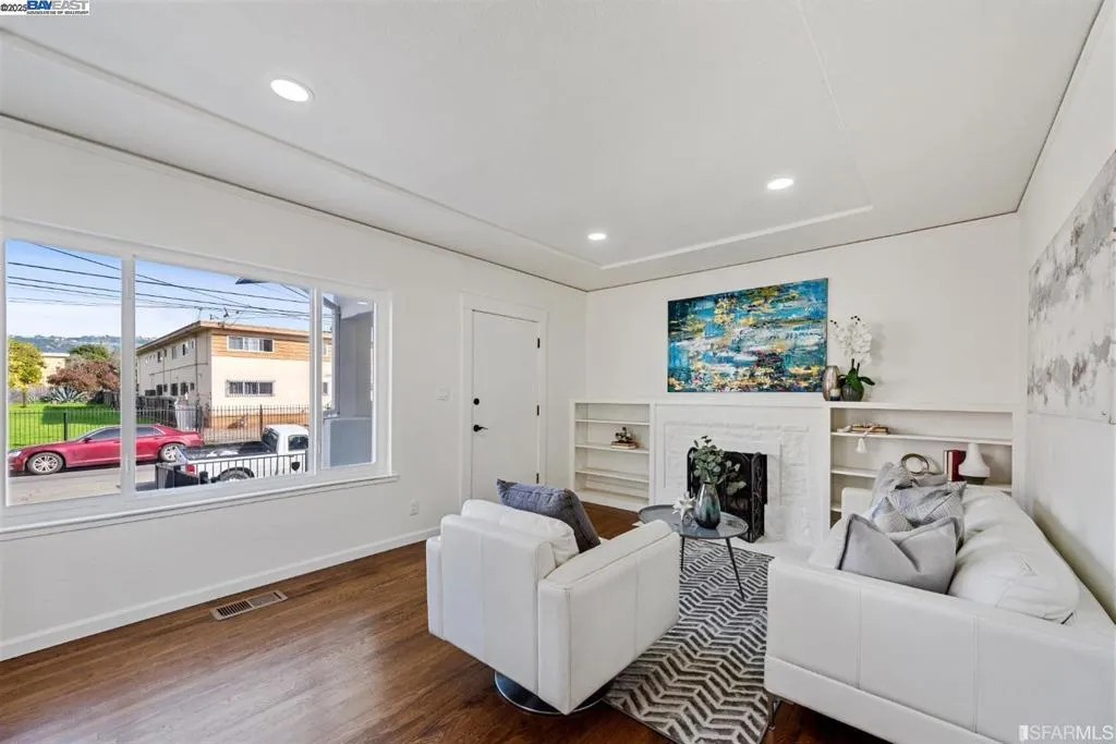 5955 Hayes St, Oakland, California 94621 home-pic-1