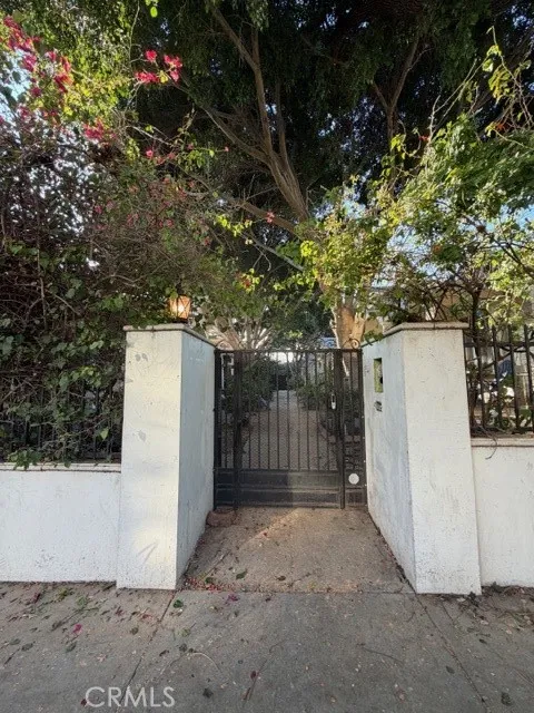 1537 N Serrano Avenue N, Los Angeles, California 90027 home-pic-1