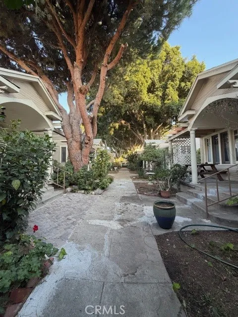 1537 N Serrano Avenue N, Los Angeles, California 90027 home-pic-3