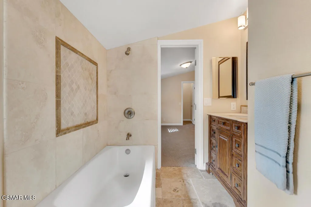 90 La Paz Court, Simi Valley, California 93065 home-pic-65