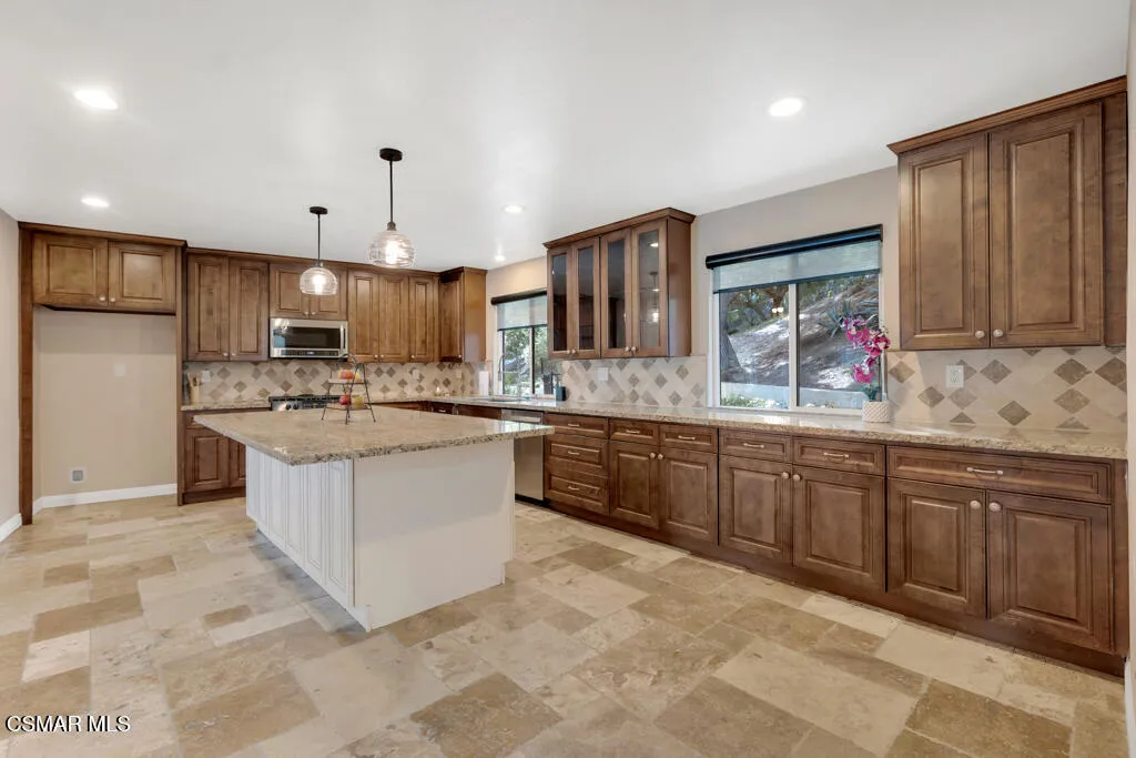 90 La Paz Court, Simi Valley, California 93065 home-pic-8