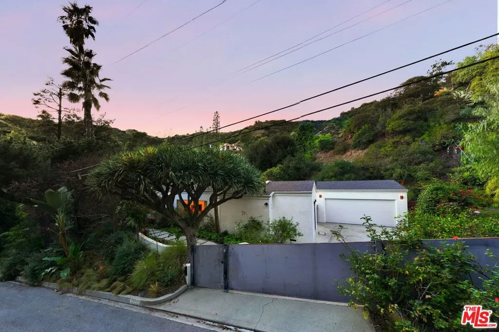 13019 Sky Valley Road, Los Angeles, California 90049 home-pic-37