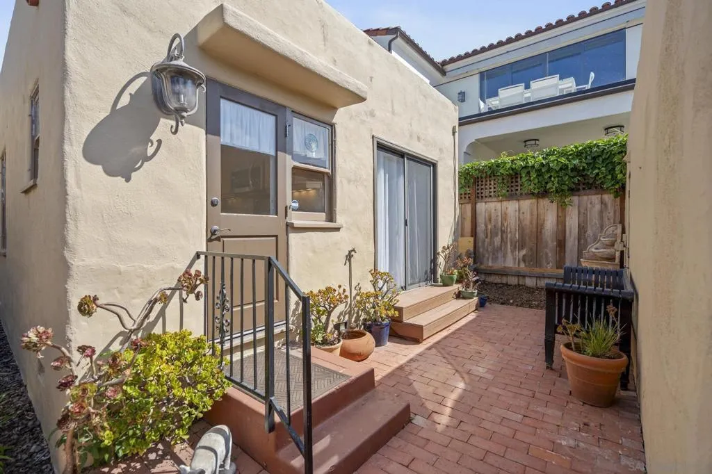 607 Arenas, La Jolla, California 92037 home-pic-20