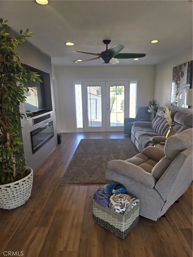 151 121 St Place, Los Angeles, California 90061 home-pic-2