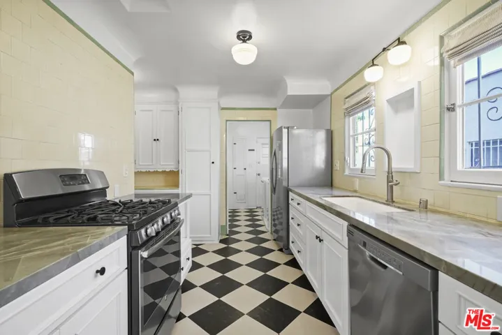 1143 S Rimpau Boulevard, Los Angeles, California 90019