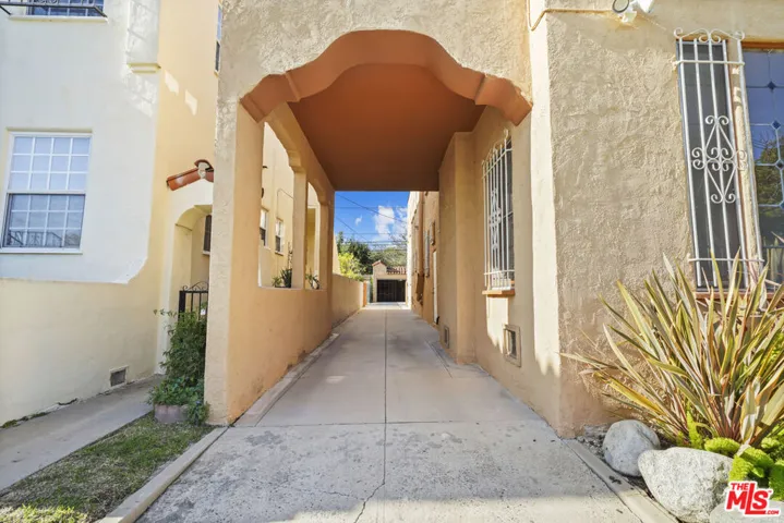 1143 S Rimpau Boulevard, Los Angeles, California 90019
