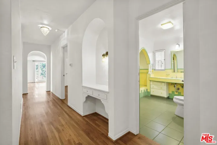 1143 S Rimpau Boulevard, Los Angeles, California 90019