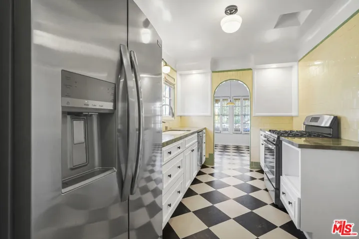 1143 S Rimpau Boulevard, Los Angeles, California 90019