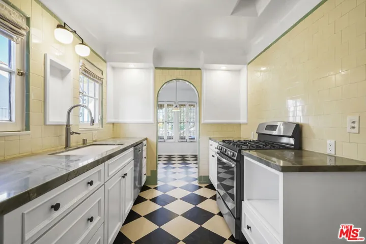 1143 S Rimpau Boulevard, Los Angeles, California 90019