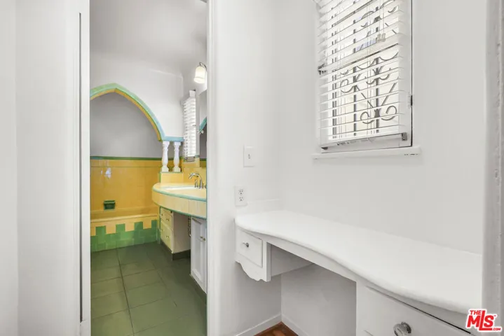 1143 S Rimpau Boulevard, Los Angeles, California 90019