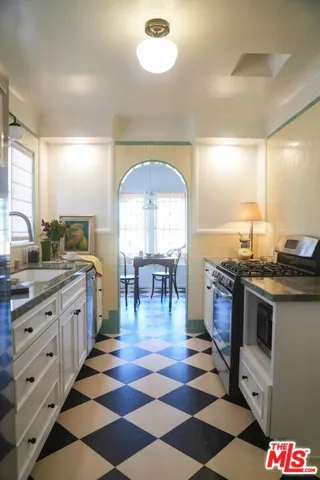 1143 S Rimpau Boulevard, Los Angeles, California 90019