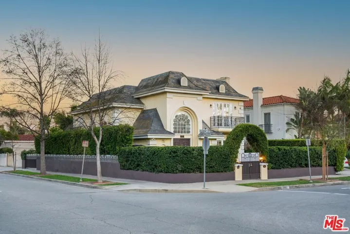 200 S Almont Drive, Beverly Hills, California 90211