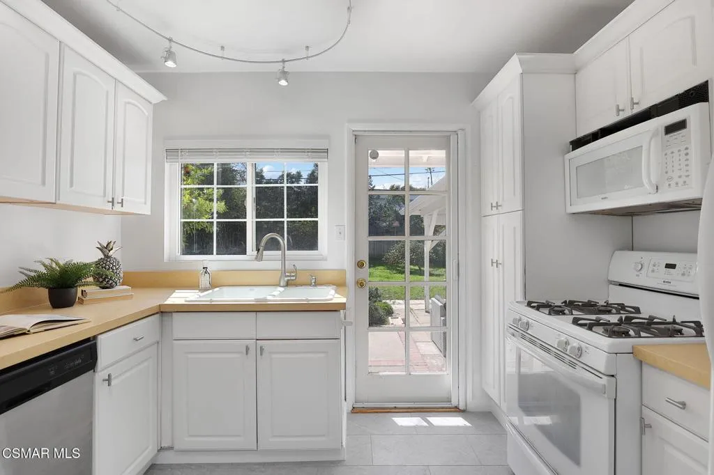 18020 Collins Street, Encino, California 91316 home-pic-13