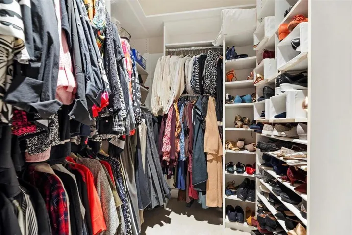 36-Walk In Closet