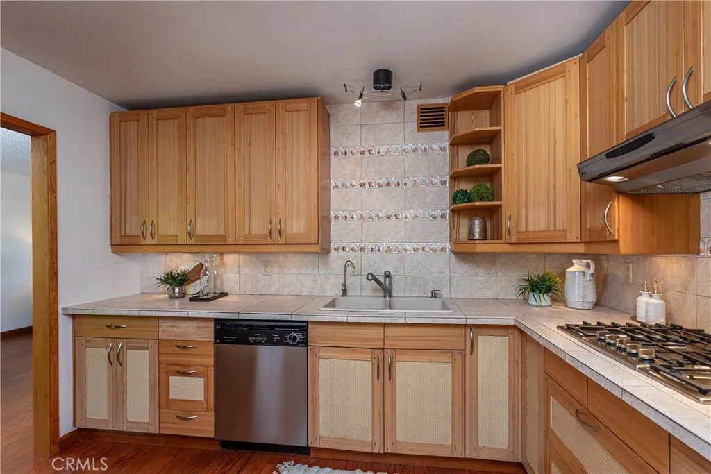 7727 Via Capri, Burbank, California 91504 home-pic-6