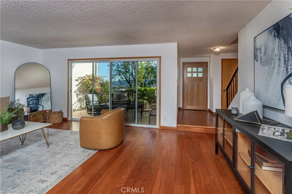 7727 Via Capri, Burbank, California 91504 home-pic-2