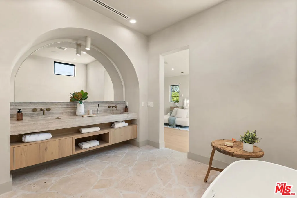 11746 La Maida Street, Valley Village, California 91607 home-pic-17