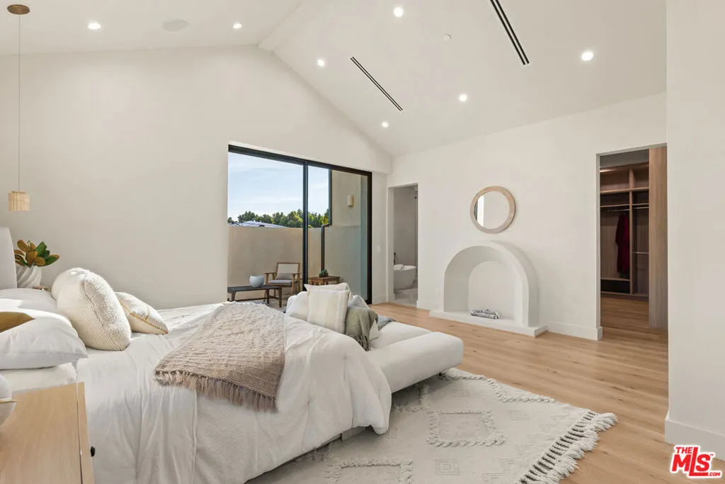 11746 La Maida Street, Valley Village, California 91607 home-pic-16