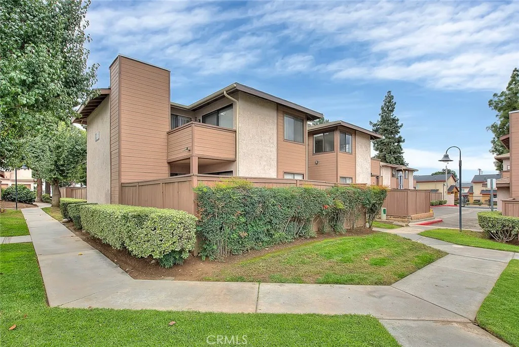 1333 Massachusetts Avenue 201, Riverside, California 92507 home-pic-2