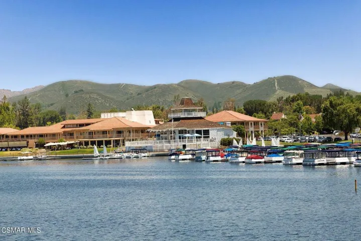 Yacht Club wi green hills