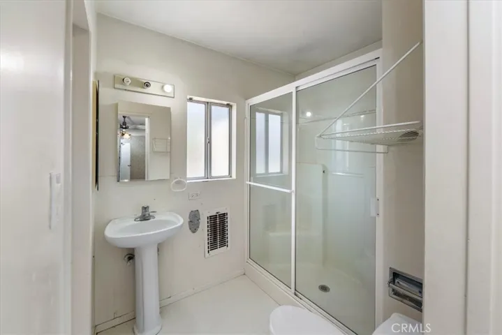 En Suite Bathroom (7'4" x 6'6")