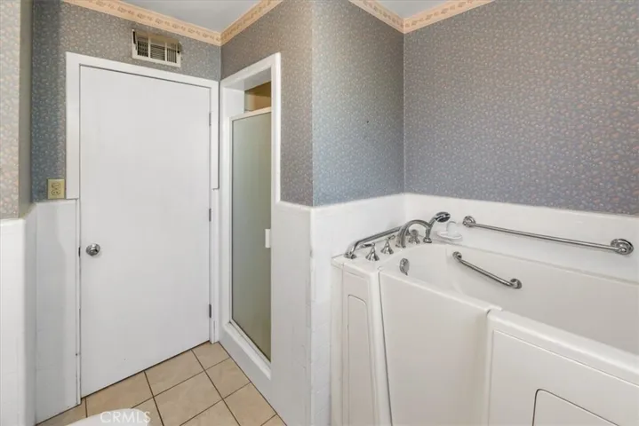 Guest Bathroom Tub & Shower
