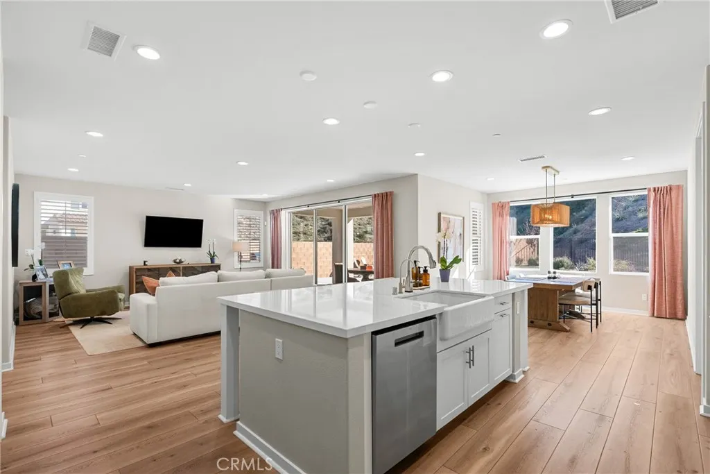 28332 Clarion, Canyon Country, California 91350 home-pic-4